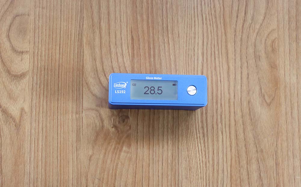 Gloss meter to measure wood paint surface