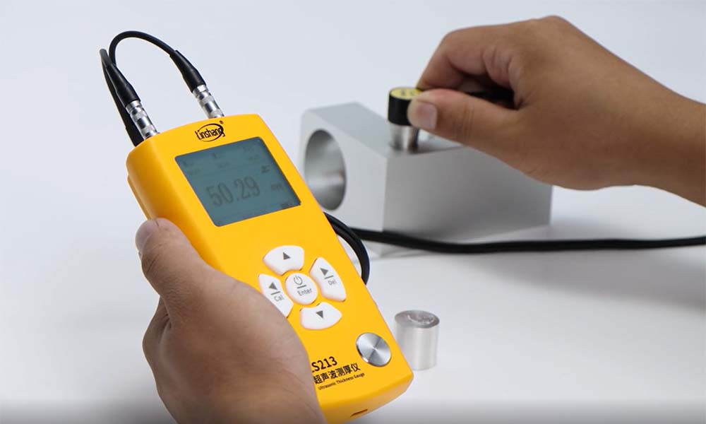Ultrasonic thickness gauge to measure aluminum parts