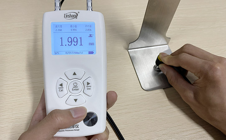 Ultrasonic thickness gauge LS211 to test the thickness of steel plate