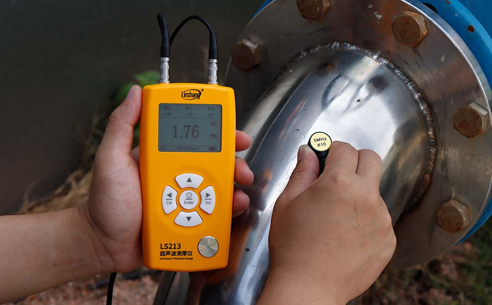 LS213 ultrasonic thickness gauge measures pipes