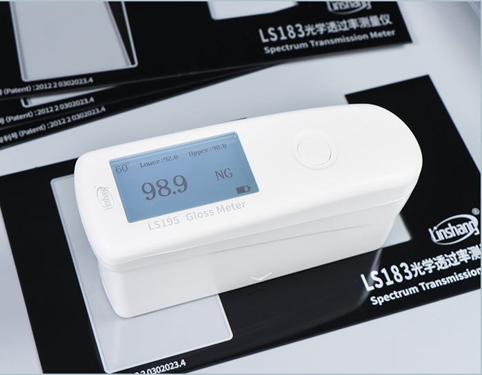 LS195 измеряет образцы пластика в режиме контроля качества