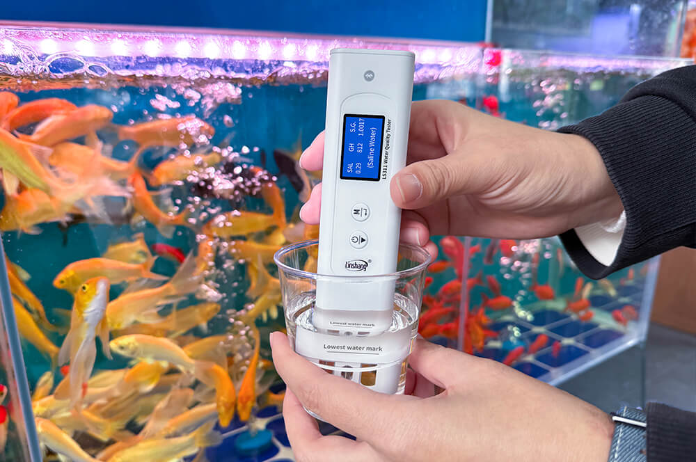 LS311 measuring aquarium water