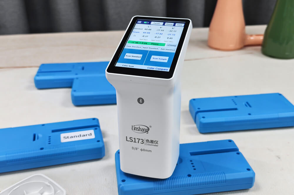 LS173 spectrophotometer measures plastic color difference between batches
