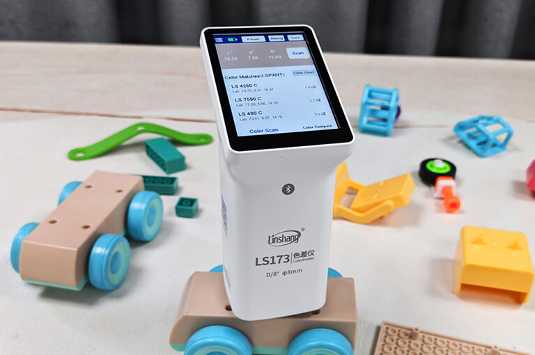 LS173 spectrophotometer measures plastic color