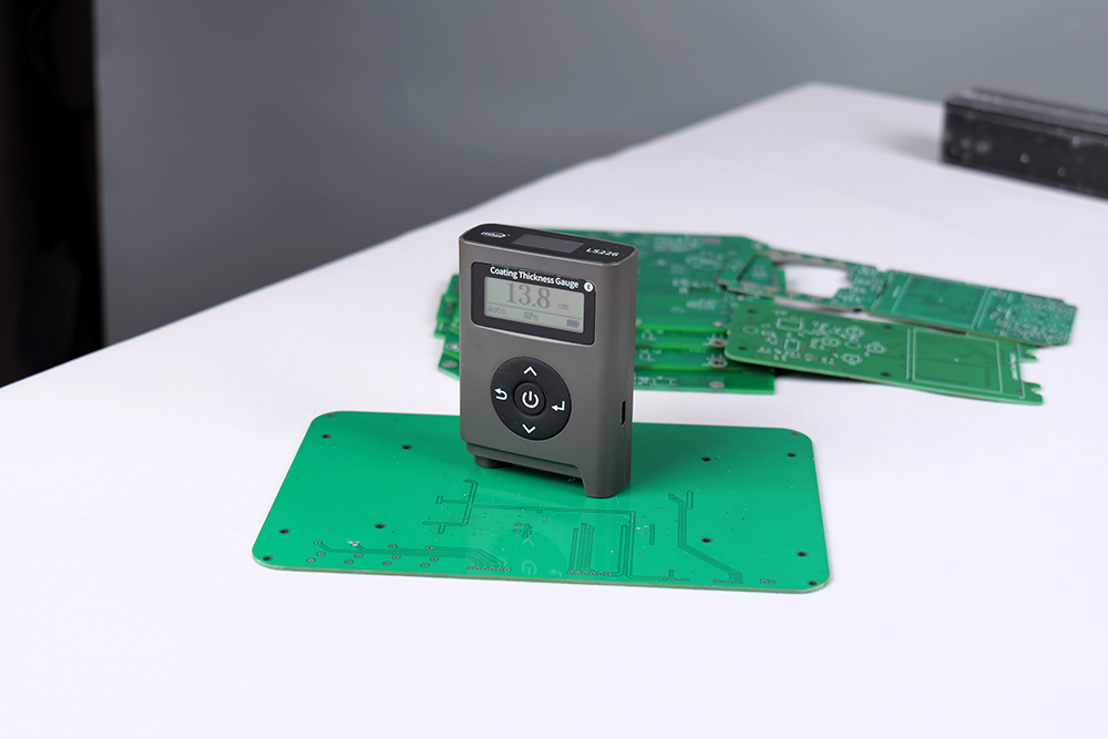 LS226 coating thickness gauge measures PCB board