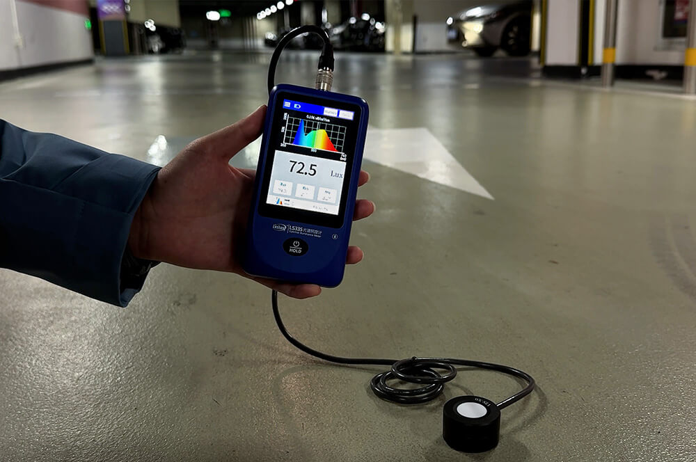 LS335 Spectral Illuminance Meter Measures Parking Lot Illuminance