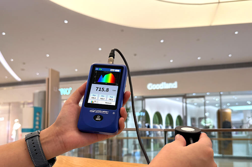 LS335 Spectral Illuminance Meter Measures Shopping Mall Illuminance