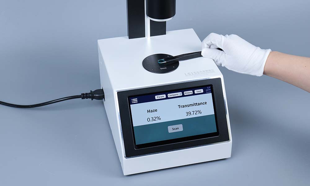 Color haze meter for measuring small size materials